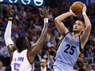 Chandler Parsons (25) z Memphisu stílí na ko Oklahoma City, brání ho Victor...