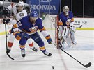 Jaromír Jágr (v bílém) z Floridy nahání Johnnyho Boychuku z NY Islanders.