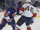 Jakub Kindl (v bílém) z Floridy atakuje Jasona Chimeru z NY Islanders.