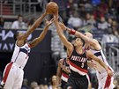 Bradley Beal (vlevo) a Marcin Gortat z Washingtonu v souboji o m se C. J....