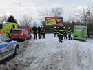 Autobus v Hradci Králové po nehod se dvma auty narazil do stromu (13.1.2017).