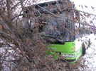 Autobus v Hradci Králové po nehod se dvma auty narazil do stromu (13.1.2017).