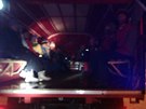 Cestující v evakuaním vozidle hasi po nehod autobusu v Kunin Vsi na...