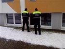 Policisté před školou, kam prase vběhlo.