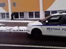 Policisté před školou, kam prase vběhlo.