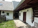 Úbislav - Stachy, okres Prachatice. Dm má kamennou podezdívku a zápraí.