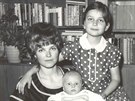 Pavlína Poízková s maminkou a bratrem na archivním snímku