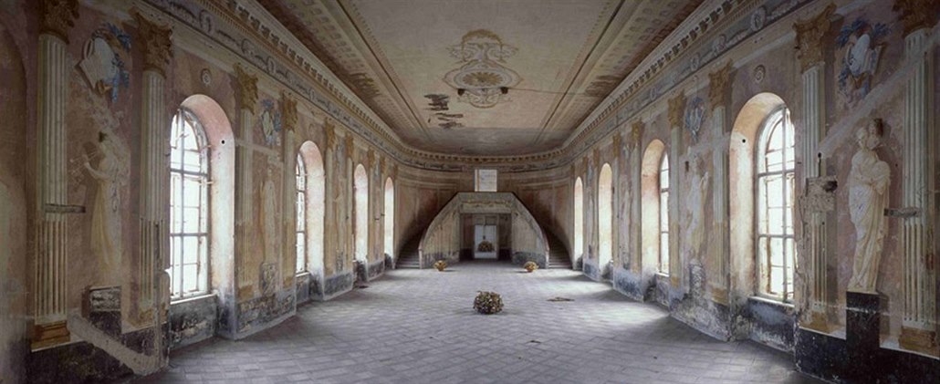 Tan�írna z po�átku 19. století na zámku v Uher�icích. Fotografie z roku 2009