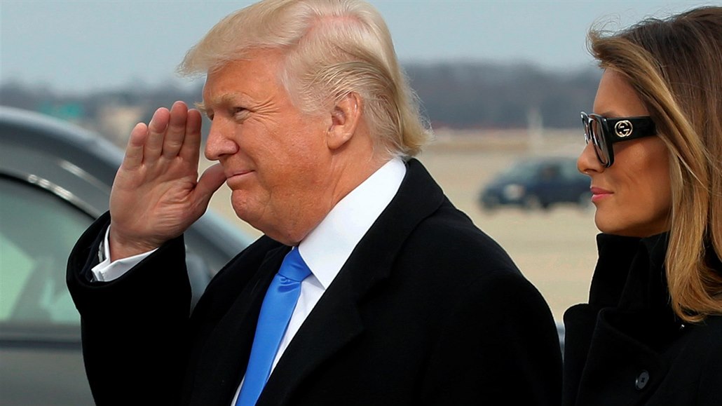 Budoucí prezident Donald Trump s man�elkou Melanií po p�íletu v Marylandu (19....