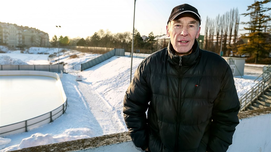 Bývalý hokejista Jaromír Meixner stojí na míst�, kde stával starý stadion za...