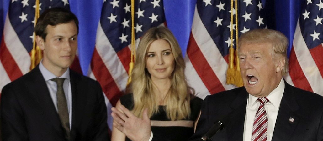 Jared Kushner, Ivanka Trumpová a její otec Donald Trump bhem prezidentské...