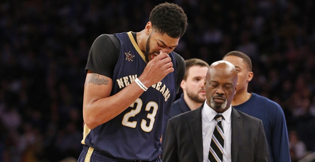 Anthony Davis z New Orleans odstupuje ze zápasu v New Yorku kv�li zran�ní.