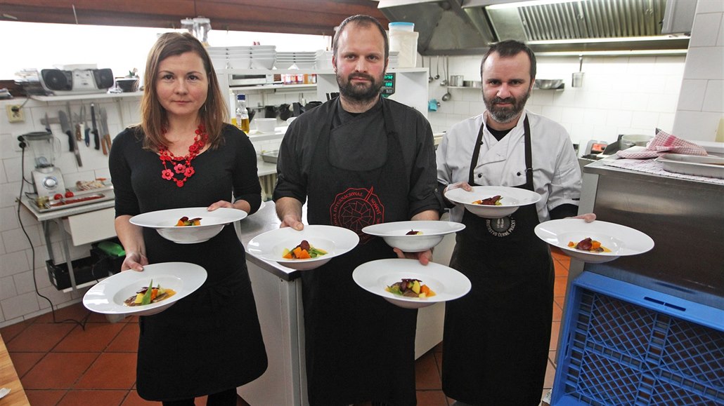 Jiří Nenička (uprostřed) se svým týmem nese jeden z pokrmů festivalového menu...