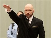 Masový vrah Anders Breivik u odvolacího soudu, kde zdravil nacistickým...
