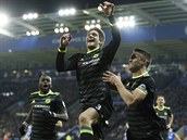 NEEKAN STELEC. Marcos Alonso z Chelsea oslavuje jednu ze svch branek v...