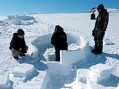 Takto staví iglú Inuité v Kanadě. Kvádry na stavbu si vyřezávají ze slehlého...