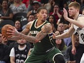 Michael Beasley (vlevo) z Milwaukee to na ko San Antonia pes Davise...