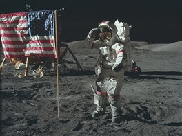 Eugene Cernan ze zvren mise Apollo 17 salutuje americk vlajce.