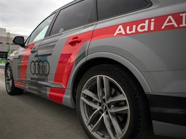 Audi Q7 pomoc pedn dvoumegapixelov kamery rozpoznv okol a podle reakc...