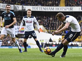 Anglick tonk Harry Kane stl prvn gl Tottenhamu v ligovm utkn proti...