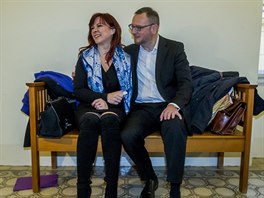 Jana Neasová s manelem Petrem Neasem u Mstského soudu v Praze (10. ledna...