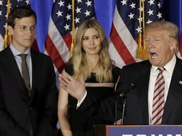 Jared Kushner, Ivanka Trumpov a jej otec Donald Trump bhem prezidentsk...