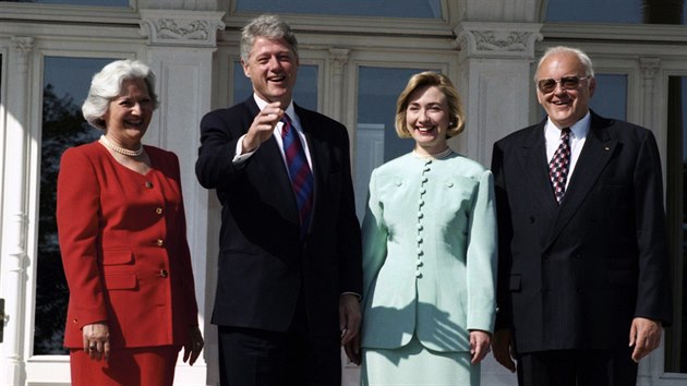 Nmeck prezident Roman Herzog s manelkou na fotce z roku 1994 s maneli Clintonovmi.