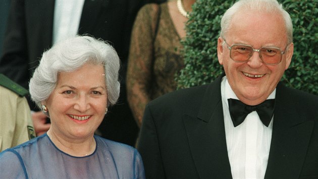 Bval nmeck prezident Roman Herzog se svou manelkou Christiane na opernm festivalu v Bayreurthu. Fotografie z roku 1998.