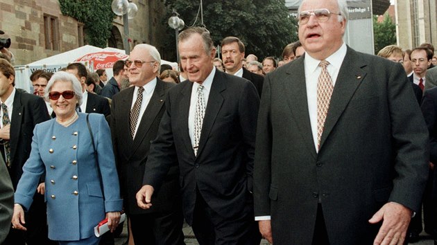 Bval nmeck prezident Roman Herzog s manelkou na fotografii s bvalm americkm prezidentem Georgem Bushem a nmeckm kanclem Helmutem Kohlem.