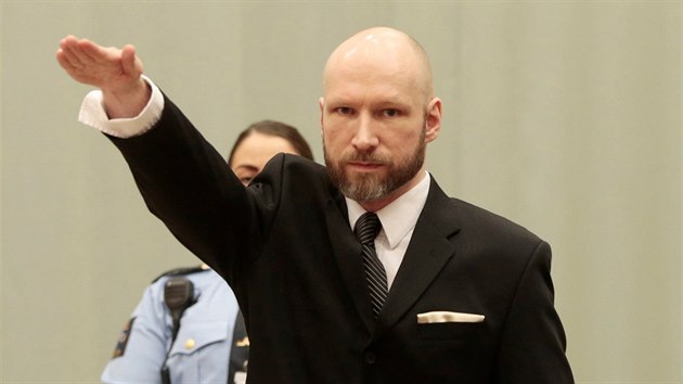 Masov vrah Anders Breivik u odvolacho soudu, kde zdravil nacistickm pozdravem. (10. ledna 2017)