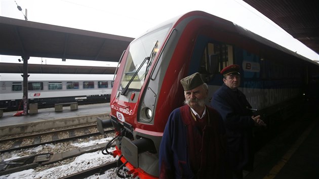 Srbsk vlak vyzdoben vlajkami, kresbami kostel, klter a stedovkch mst vyrazil do Kosova. (14.1. 2017)