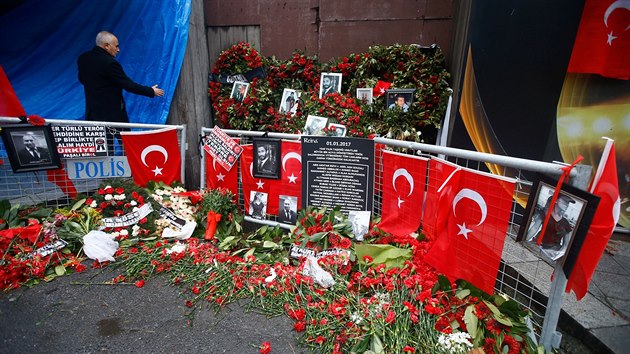 Kvtiny ped vchodem do klubu Reina v Istanbulu, kde tonk bhem silvestrovsk noci zabil 39 lid. (17. 1. 2017)