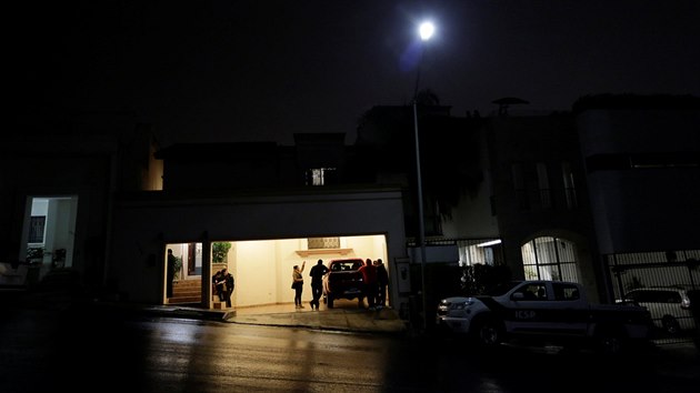 Policie u domu mexickho studenta, kter ve kole v Monterrey zranil tyi lidi a sm se zabil. (18.1.2017)
