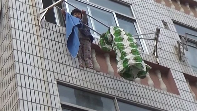 VIDEO: Malá Číňanka vypadla z balkonu, zůstala viset na věšáku na prádlo -  iDNES.cz