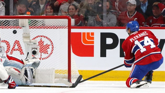 Tom Plekanec z Montrealu prv pekonal Bradena Holtbyho v brance Washingtonu.