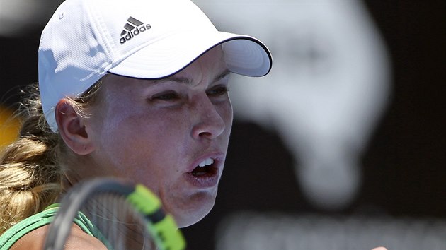 Dnsk tenistka Caroline Wozniack na turnaji v Sydney v duelu s Barborou Strcovou.