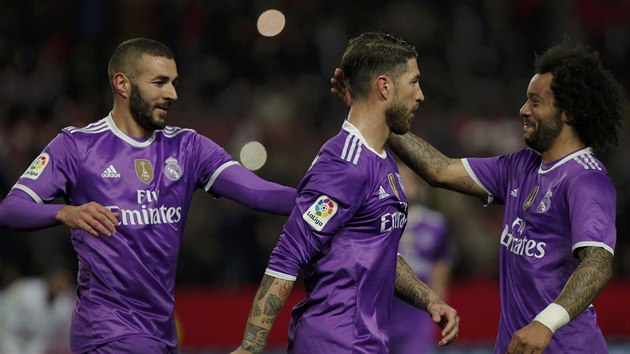Karim Benzema, Sergio Ramos a Marcelo (zleva) slav gl Realu Madrid v pohrovm utkn se Sevillou.