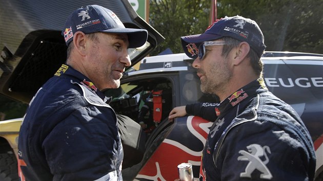 Po jedenct etap Rallye Dakar si povdaj Stphane Peterhansel (vlevo) a Sbastien Loeb.