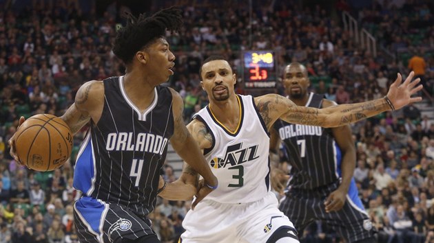 Elfrid Payton (vlevo) z Orlanda proti obran George Hilla z Utahu.