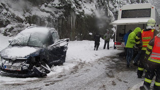 Na zasnen silnici mezi Jchymovem a Ostrovem se srazil autobus s osobkem.