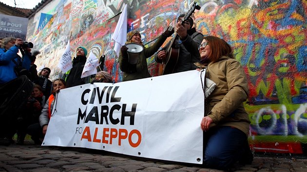 astnci Pochodu pro Aleppo dorazili do Prahy. Kolem poledne doli k syrsk ambasd v Bubeni, kde na n ekali podporovatel i odprci. Pak zamili centrem msta k Lennonov zdi.