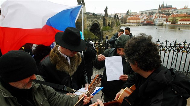 Asi 40 lid se v Praze u Karlova mostu symbolicky rozlouilo s velvyslancem USA Andrewem Schapirem (14. ledna 2017)