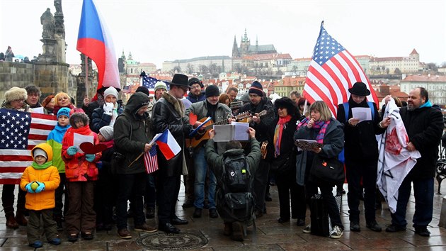 Asi 40 lidí se v Praze u Karlova mostu symbolicky rozloučilo s velvyslancem USA Andrewem Schapirem (14. ledna 2017)
