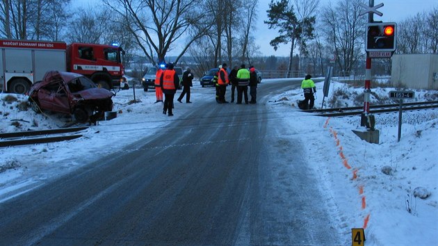 Auto uvzl na kolejch mezi Osvranem a Stakovem na Domalicku rozdrtil pijdjc osobn vlak (14. ledna 2017)