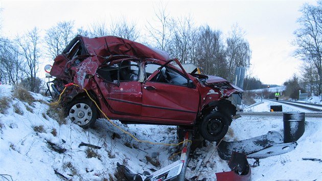 Auto uvzl na kolejch mezi Osvranem a Stakovem na Domalicku rozdrtil pijdjc osobn vlak (14. ledna 2017)