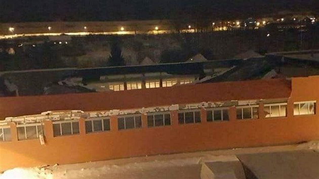 V České Třebové se propadla střecha sportovní haly (14. ledna 2017)
