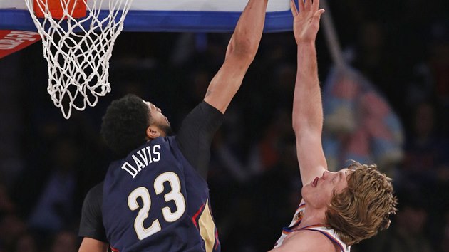 Anthony Davis z New Orleans Pelicans blokuje pokus Rona Bakera z New York Knicks.