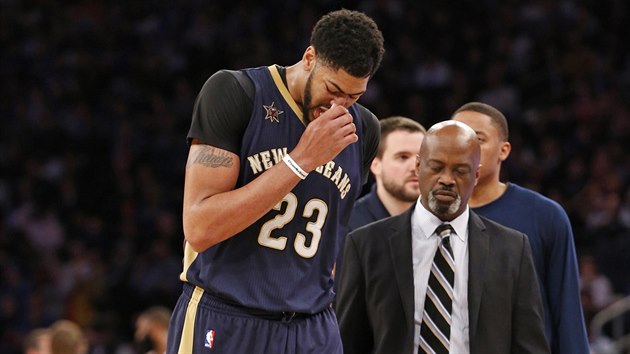 Anthony Davis z New Orleans Pelicans opout kurt po faulu Kylea OQuinna z New York Knicks.