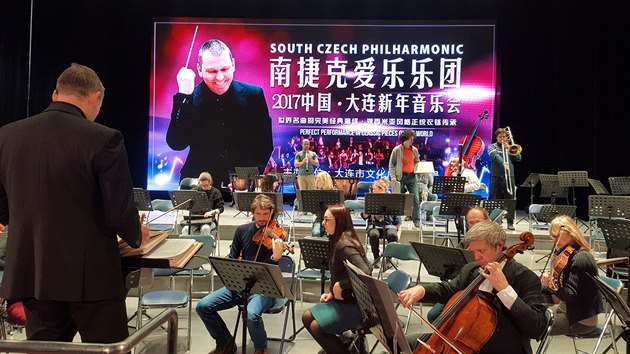 Jihočeská filharmonie jela turné po Číně, kde odehrála sedm koncertů. Hudebníci navštívili i některé památky, trápil je všudypřítomný smog.