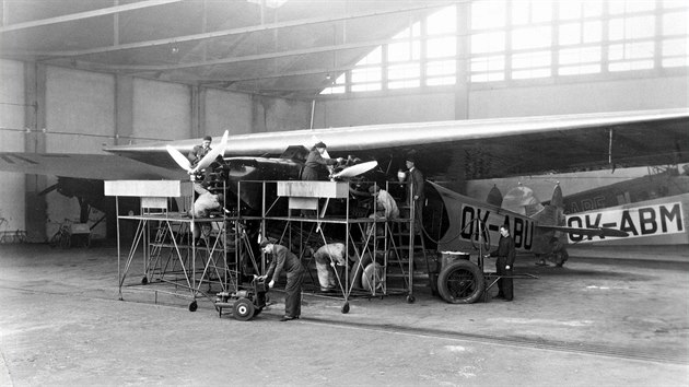 Avia F.VIIb/3m (licence Fokker) Československé letecké společnosti v péči mechaniků. ČLS měla ve flotile 8 kusů Avií F.VIIb/3m